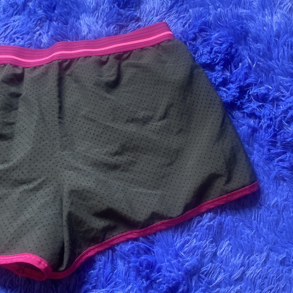Under Armour Black & Purple Athletic Elastic Waistband Shorts Size Medium - Picture 9 of 9